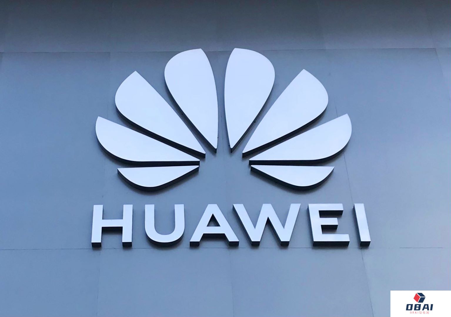 华为推出业界首款面向多元算力的800GE数据中心交换机CloudEngine 16800-X，高效支撑AI训练