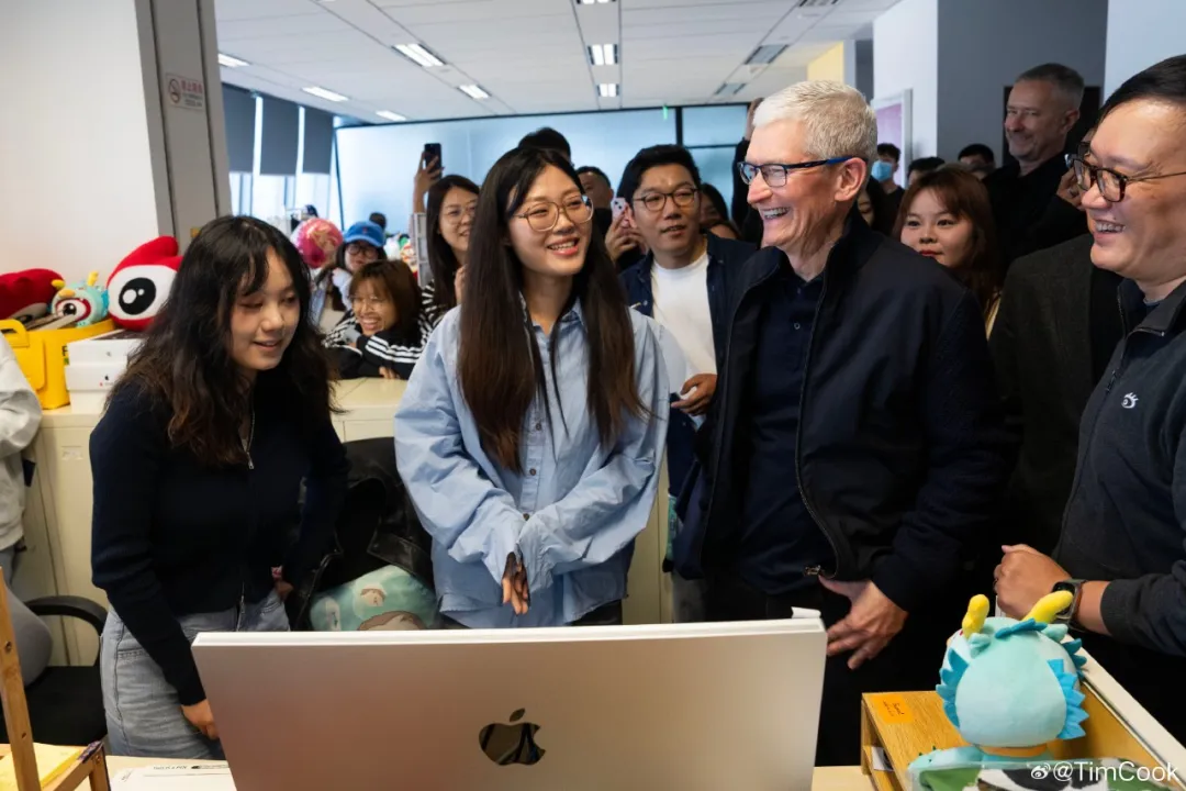 库克回应「苹果AI」国服上线时间丨苹果发布iOS 18.2开发者测试版接入ChatGPT丨Runway推出一键表情复制功能