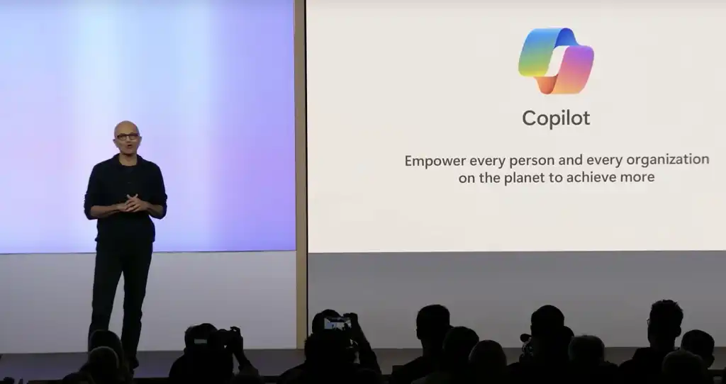 全新升级AI服务的Windows 11秋季更新已经推送丨外媒爆料：微软正在独自开发新模型丨OpenAI最新估值达900亿美元