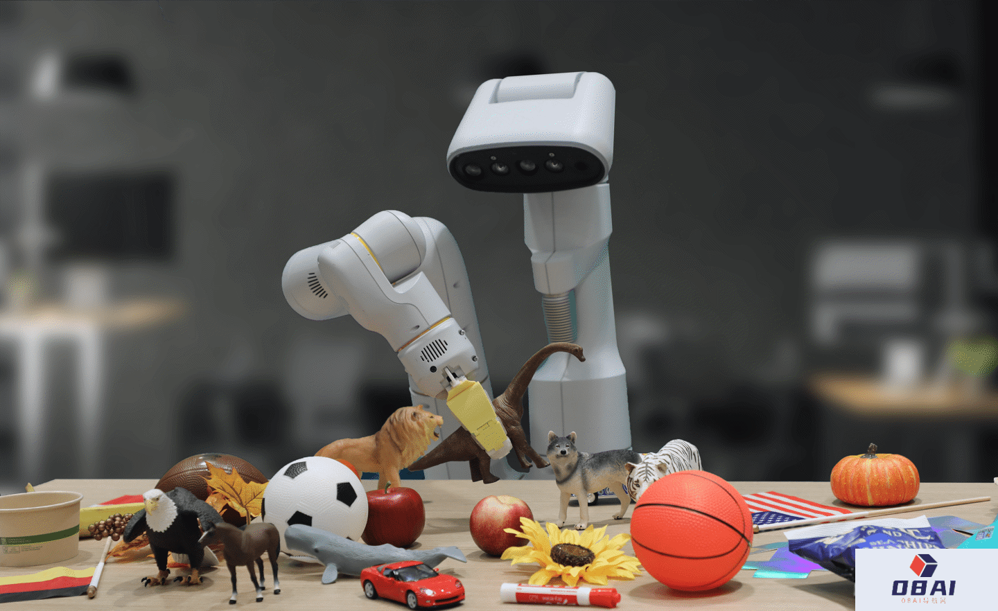 谷歌发布首个视觉语言算法模型RT-2，家用机器人可自主学习做家务倒垃圾