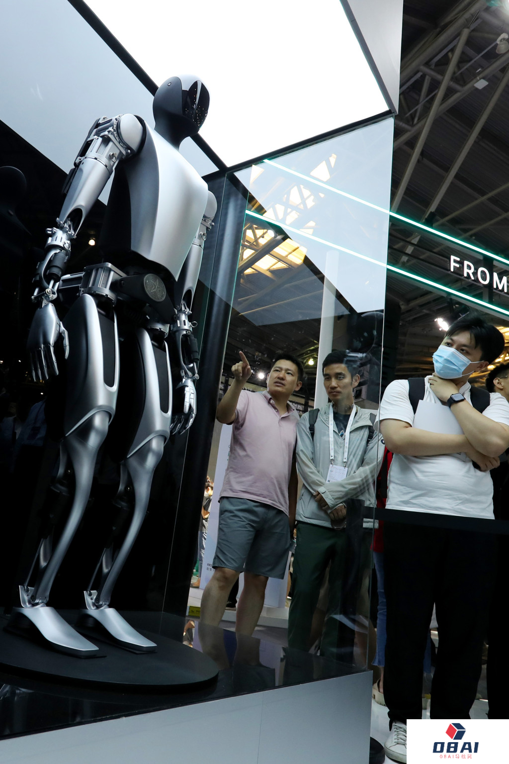 特斯拉汽车门店开始静态展示旗下“擎天柱”机器人