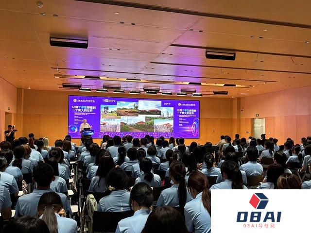 开学第一课上，这所学校的新生迎来了一位AI同学