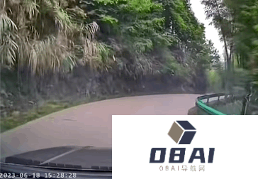 AI重新定义导航，弯道会车无灯路口提前预警，网友：导航成精了！