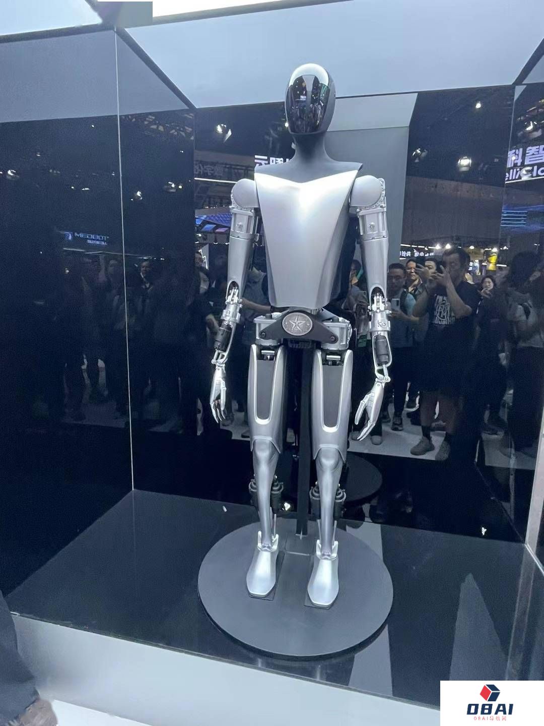 马斯克：中国 AI 会很强，年底或实现自动驾驶