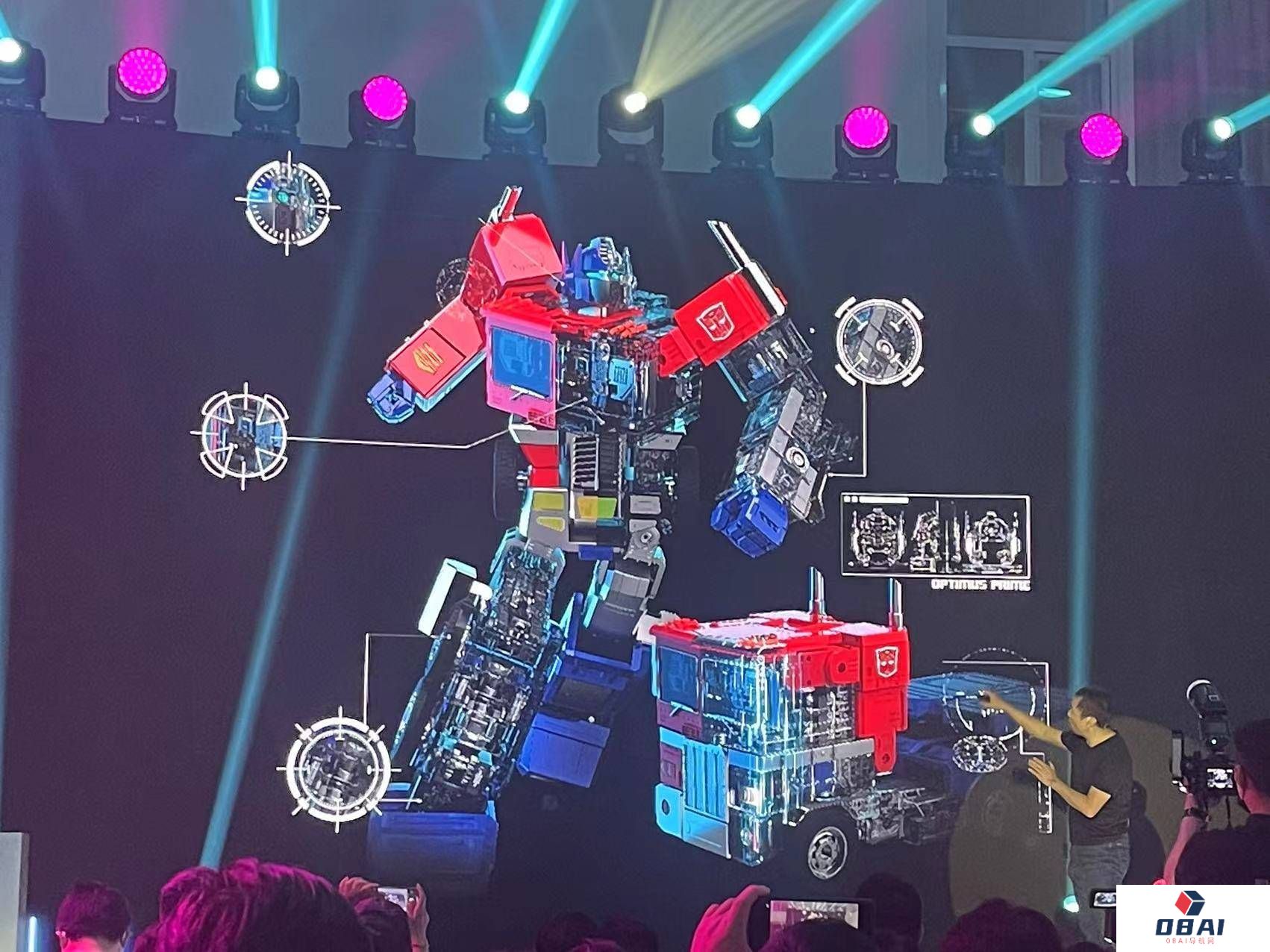 手办的“技术升级款”消费级机器人来了 巴斯光年\大黄蜂\擎天柱 IP+AI+机器人：情怀市场新物种