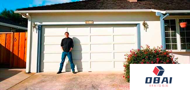 AI做通用底层大模型还是基于巨头大模型搭建上层应用？