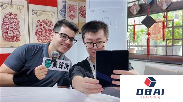 荣耀MagicV5闪耀世界青年和平大会以AI科技架起跨国对话桥梁