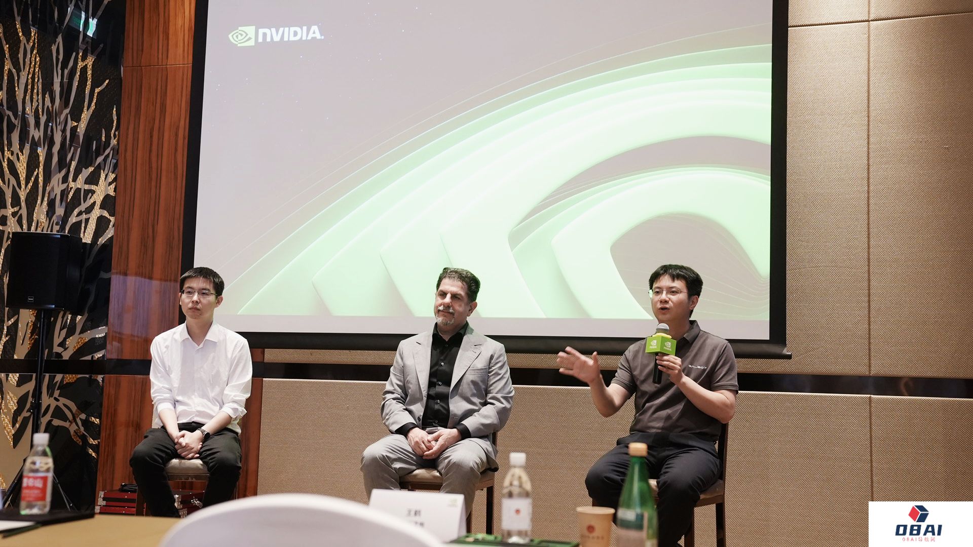 王兴兴、银河通用王鹤与英伟达高管罕见同框：未来十年人形机器人产值将超千亿