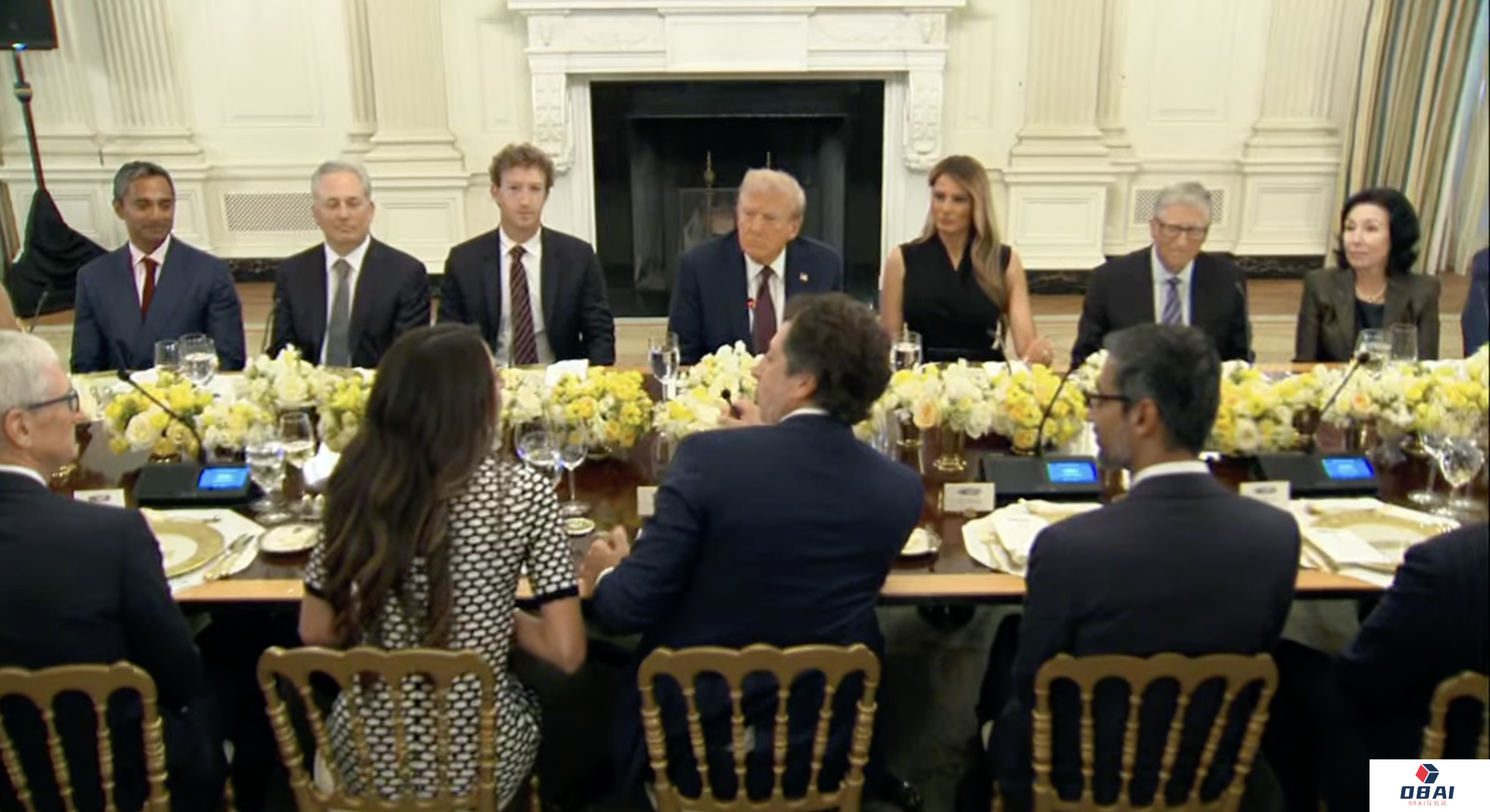 特朗普与比尔盖茨、库克等共进晚餐，重申将对中国等征收可观的芯片关税